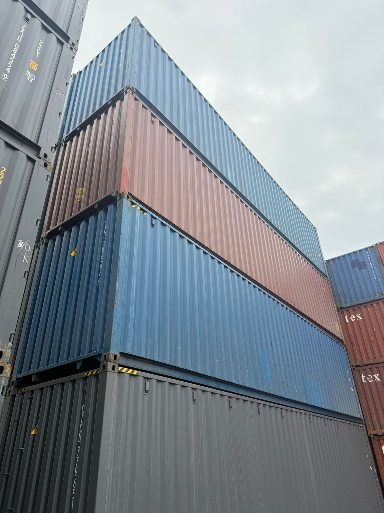 40ft high cube IICL grade shipping containers stacked at yard — Lyonheart Containers Ontario